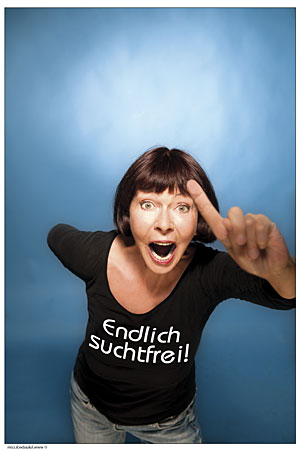 Foto: Lukas Beck Artikelbild: "Ich bin schwer einzuordnen, so stromlinienförmige Frauen wie
Kommissarinnen, das spielt's bei mir nicht", begründet die Künstlerin ihre selten gewordenen Fernsehauftritte. Aktuell ist sie im Film und auf der Bühne zu erleben: als schräge Zeichenprofessorin in Stefan Slupetzkys "Der Fall des Lemming" und als Selbsthilfegruppenobfrau in ihrem neuesten Eigen-Programm "Endlich suchtfrei!". - Foto: Lukas Beck