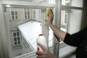 Foto: Cremer Artikelbild: Achtzehn Stunden täglich putzen, kochen und Kinder hüten: So sieht laut
Berichten der Alltag moderner Haussklavinnen aus. - Foto: Cremer
