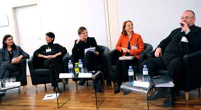 Foto: Hendrich Artikelbild: Regina Frey (genderbüro Berlin), Nicole Schaffer (Joanneum
Research), Eva Czernohorszky (ZIT), Elisabeth Klatzer
(Bundeskanzleramt) und Gerhard Steger (Sektionschef Budget
Finanzministerium) im Haus der Forschung zu Fragen des Gender-Budgeting. - Foto: Hendrich