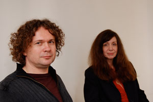 
Sylvia Eckermann und Gerald Nestler in ihrem neu adaptierten Atelier, das aus der Zusammenlegung dreier unterschiedlicher Geschäftslokale entstand.
Sylvia Eckermann und Gerald Nestler in ihrem neu adaptierten Atelier, das aus der Zusammenlegung dreier unterschiedlicher Geschäftslokale entstand.
