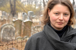 Foto: Standard/Corn Artikelbild: Tina Walzer erforscht seit Jahren die jüdischen Friedhöfe. - Foto: Standard/Corn