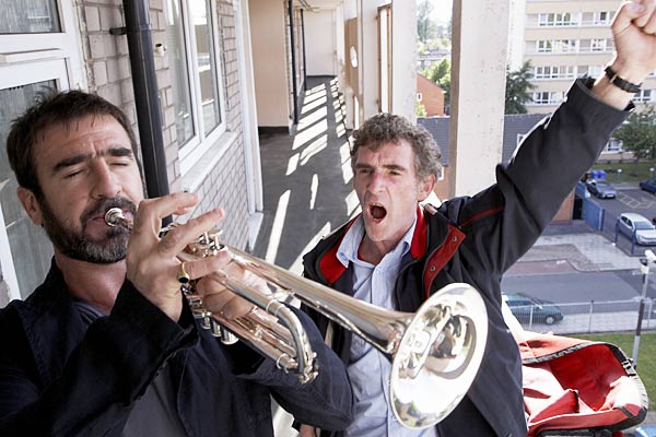 Wenn ein Eric dem anderen den Marsch bläst: Ex-Fußballer Eric Cantona (li.) wird in Ken Loachs "Looking for Eric" zum Lebenscoach eines sauertöpfischen britischen Namensvetters (Steve Evets). 
Zur Person:Eric Cantona, geb. 1966, französischer Star-Fußballer, der in seiner Zeit bei ManU auch zum britischen Nationalhelden avancierte.
