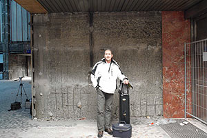 Ein Saxofon spielender Clown als "letzter Passagier" am Südbahnhof. Artikelbild