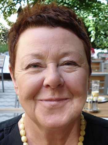 Hildegard Steger-Mauerhofer. "Wenn der Öffentlichkeit bekannt wäre, dass eine partnerschaftliche
Aufteilung der Haus- und Versorgungsarbeit Pflicht ist, hätte das
sicher Einfluss auf die private Arbeitsteilung." Hildegard Steger-Mauerhofer. "Wenn der Öffentlichkeit bekannt wäre, dass eine partnerschaftliche
Aufteilung der Haus- und Versorgungsarbeit Pflicht ist, hätte das
sicher Einfluss auf die private Arbeitsteilung."