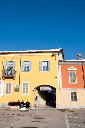 Der Dorfplatz von Piozzo im Piemont: In diesem typisch italienischen Dorf steht die Wiege italienischer Bierkultur. Der Dorfplatz von Piozzo im Piemont: In diesem typisch italienischen Dorf steht die Wiege italienischer Bierkultur.