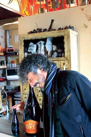Teo Musso aus Piozzo gilt als Pionier der italienischen Brauszene. In Piemont braut er Biere in belgischesm Stil ein, die er unter anderem in seinem Restaurant Casa Baladin ausschenkt. Teo Musso aus Piozzo gilt als Pionier der italienischen Brauszene. In Piemont braut er Biere in belgischesm Stil ein, die er unter anderem in seinem Restaurant Casa Baladin ausschenkt.