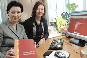 Artikelbild: Frauenministerin Gabriele Heinisch-Hosek und Bettina Zehetner von "Frauen beraten Frauen". - Foto: SPÖ/Harald Minich