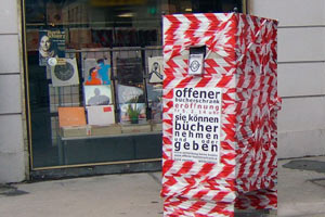Foto: www.offener-buecherschrank.at Artikelbild: Noch ist der "Öffentliche Bücherschrank" an der Ecke Westbahnstraße/Zieglergasse verhüllt. - Foto: www.offener-buecherschrank.at