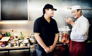Meisterkoch Xiao Liu Sheng (mit lackierter Ente) und sein Sohn Xiao Peng in der winzigen Küche ihres Restaurants in der Wiener City. Meisterkoch Xiao Liu Sheng (mit lackierter Ente) und sein Sohn Xiao Peng in der winzigen Küche ihres Restaurants in der Wiener City.