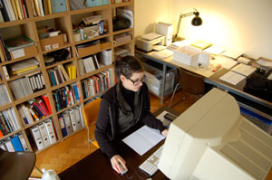 
Annja Krautgasser im Wohnatelier vor ihrem selbst entworfenen Bücherregal und Archivsystem: "Ich brauche Überblick, sonst bekomme ich die Menge an Information in meinem Kopf nicht unter Kontrolle."
Annja Krautgasser im Wohnatelier vor ihrem selbst entworfenen Bücherregal und Archivsystem: "Ich brauche Überblick, sonst bekomme ich die Menge an Information in meinem Kopf nicht unter Kontrolle."
