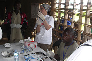 Foto: Ärzte ohne Grenzen Artikelbild: In Kivu sind die Wege weit, die Straßen schlecht, die Sicherheitslage ist prekär. Deshalb erfolgt die medizinische Versorgung von mobilen Kliniken aus. Für sexuell missbrauchte Frauen ist es wichtig, möglichst rasch Hilfe aufzusuchen, um präventive HIV-Behandlung und nachträgliche Schwangerschaftsverhütung sicherzustellen. - Foto: Ärzte ohne Grenzen