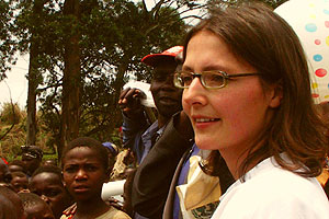 Foto: Ärzte ohne Grenzen Artikelbild: Die Oberösterreicherin Renate Reisinger war von April bis September 2009 für Ärzte ohne Grenzen als Krankenschwester im Osten der Demokratischen Republik Kongo im Einsatz: "Als Frau muss man jedes Mal, wenn man auf's Feld geht, mit einer Vergewaltigung rechnen." - Foto: Ärzte ohne Grenzen