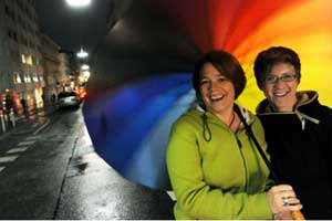 Foto: Heribert CORN Artikelbild: Daniela Frey (li.) und Birgit Peterson sind seit 14 Jahren ein Paar. Das verbergen sie auch nicht - auch wenn sie immer wieder als "Attraktion" bestaunt werden. - Foto: Heribert CORN