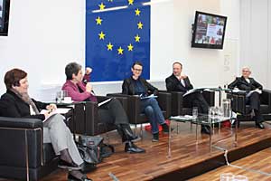 Foto: © Europäisches Parlament Artikelbild: von links: Hella Ranner (Mitglied des Europäischen Parlaments), Ulrike Lunacek
(Mitglied des Europäischen Parlaments), Ina Freudenschuß (dieStandard.at), Wolfgang Bogensberger
(Justizministerium) und Maria Rösslhumer (Geschäftsführerin des Vereins
Autonome Österreichische Frauenhäuser). - Foto: © Europäisches Parlament
