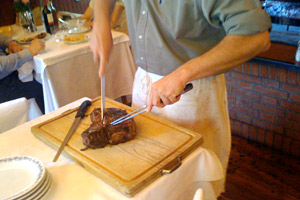 Da! Tagliata! Oder eher Bistecca. Egal: Ordentliche Portionen Fleisch im Al Parco in Buttrio.
Al ParcoVia Stretta del Parco, 133042 Buttio (Udine) 0039 00432 674025
Taverna La Merinde/Hotel Willywww.hotelwilly.com Da! Tagliata! Oder eher Bistecca. Egal: Ordentliche Portionen Fleisch im Al Parco in Buttrio.
Al ParcoVia Stretta del Parco, 133042 Buttio (Udine) 0039 00432 674025
Taverna La Merinde/Hotel Willywww.hotelwilly.com