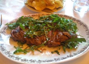 Tagliata, jetzt aber: Mein ebenso prachtvoller wie üppiger Hauptgang. Tagliata, jetzt aber: Mein ebenso prachtvoller wie üppiger Hauptgang.