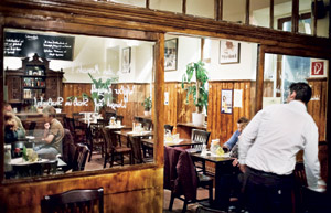 In Zwischenbrücken, dem Ortsteil der als "Cottage" der Wiener Brigittenau gilt, haben Csilla und David Herbich ein Wirtshaus reanimiert. In Zwischenbrücken, dem Ortsteil der als "Cottage" der Wiener Brigittenau gilt, haben Csilla und David Herbich ein Wirtshaus reanimiert.
