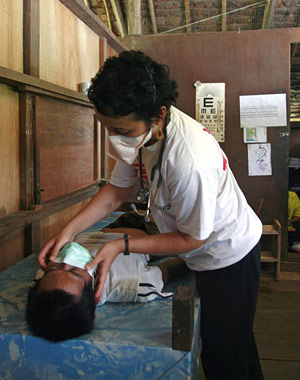 Marianne Gale ist medizinische Beraterin für HIV und Tuberkulose bei
Ärzte ohne Grenzen und hat tuberkulosekranke Kinder in Thailand und in
Niger behandelt. Marianne Gale ist medizinische Beraterin für HIV und Tuberkulose bei
Ärzte ohne Grenzen und hat tuberkulosekranke Kinder in Thailand und in
Niger behandelt.