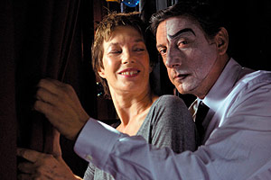 Vorhang auf für die Bühne einer schleichenden Verwandlung: Kate (Jane
Birkin) und ihr clowneskerGehilfe Vittorio (Sergio Castellito) in
Jacques Rivettes "36 Ansichten des Pic Saint-Loup".