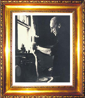 Der Künstler Joseph Cornell, ständig in Kontakt mit alten Dingen, kennt den Phantomschmerz der fehlenden Vergangenheit. Der Künstler Joseph Cornell, ständig in Kontakt mit alten Dingen, kennt den Phantomschmerz der fehlenden Vergangenheit.