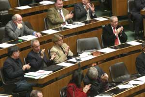 Außer bei den Grünen sind Frauen nicht mal annähernd  zu 50 Prozent im Parlament vertreten. Liegt es an mangelnder Leistung von Frauen?