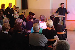 Die Präsentation der Sozialraumanalyse "Leben am Stadtrand" lockte zahlreiche Siedlungsbewohner in das Kommunikationszentrum Bassena 10. Die Präsentation der Sozialraumanalyse "Leben am Stadtrand" lockte zahlreiche Siedlungsbewohner in das Kommunikationszentrum Bassena 10.