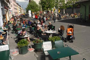 Der Yppenplatz, wo sich in den vergangenen Jahren vermehrt Studenten
und Jungfamilien ansiedeln. Der Yppenplatz, wo sich in den vergangenen Jahren vermehrt Studenten
und Jungfamilien ansiedeln.