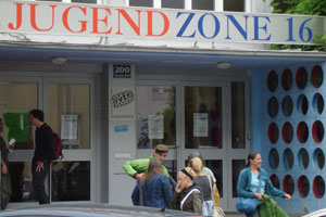 Die JugendZone 16 in der Ottakringer Straße fungiert als wichtiger Treffpunkt, wenn es um Spaß geht, hilft aber auch bei der Integration in den Ausbildungs- und Stellenmarkt. Die JugendZone 16 in der Ottakringer Straße fungiert als wichtiger Treffpunkt, wenn es um Spaß geht, hilft aber auch bei der Integration in den Ausbildungs- und Stellenmarkt.