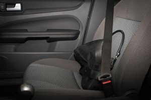 Den Sensoren im Beifahrersitz ist es egal, ob eine Handtasche oder ein Beifahrer drauf sitzt.
