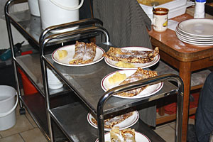Das Essen wird dabei sowohl an- als auch wieder abserviert. Das Essen wird dabei sowohl an- als auch wieder abserviert.