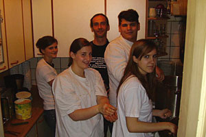 Leiter Norbert Karvanek mit Jugendlichen beim "Sozialen Kochen". Leiter Norbert Karvanek mit Jugendlichen beim "Sozialen Kochen".