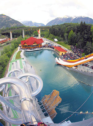 Der "abgesicherte Kick" der Area47: Rutschen, Rampen, Kletterwände, Hochseilgarten und Seilsprung (bei der Brücke) - und warmes Duschwasser. Doch Häme ist fehl am Platz: Denn "extrem" ist subjektiv. Immer. Der "abgesicherte Kick" der Area47: Rutschen, Rampen, Kletterwände, Hochseilgarten und Seilsprung (bei der Brücke) - und warmes Duschwasser. Doch Häme ist fehl am Platz: Denn "extrem" ist subjektiv. Immer.