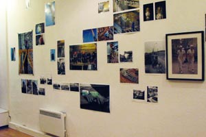 Artikelbild: Arbeitspausen und Schichtwechsel thematisierte die Gruppenschau "Working Class Hero" im Mai. - Foto: Dorant