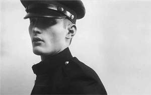 Das 1998 ins Leben gerufene, jährliche Madrider Fotokunstfestival PHotoEspaña macht über die Galerie La Fabrica heuer wieder einen Abstecher nach Lissabon. Die von Sergio Mah kuratierte Ausstellung "German Faces" ist eine Retrospektive der vergangenen 20 Jahre des Schaffens der 1963 in New York geborenen Fotokünstlerin und Modefotografin Collier Schorr. Ihr Werk provoziert den Betrachter zu Reflexion über Identitäten, Verkleidungen und der Vergangenheit. Es ist noch bis 15. August in der Berardo Collection im Kulturzentrum von Belém zu sehen. Der Eintritt ist frei. www.museuberardo.com Das 1998 ins Leben gerufene, jährliche Madrider Fotokunstfestival PHotoEspaña macht über die Galerie La Fabrica heuer wieder einen Abstecher nach Lissabon. Die von Sergio Mah kuratierte Ausstellung "German Faces" ist eine Retrospektive der vergangenen 20 Jahre des Schaffens der 1963 in New York geborenen Fotokünstlerin und Modefotografin Collier Schorr. Ihr Werk provoziert den Betrachter zu Reflexion über Identitäten, Verkleidungen und der Vergangenheit. Es ist noch bis 15. August in der Berardo Collection im Kulturzentrum von Belém zu sehen. Der Eintritt ist frei. www.museuberardo.com