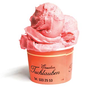 Bio-Dirndl-Eis, 1 Euro je Kugel, im Eissalon Tuchlauben, Tuchlauben 15, 1010 Wien, Tel.: 01/533 25 53 Artikelbild