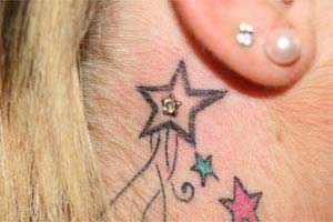 Der neueste Trend nennt sich Single Point Piercing: Ein Implantat wird unter der Haut eingesetzt, das eigentliche Schmuckstück wird angeschraubt und befindet sich an der Hautoberfläche. 