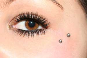 Surface_Piercings nennt man oberflächlich gesetzte Piercings, die einen Einstich- und einen Ausstichkanal besitzen.