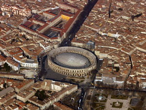 In Nîmes lohnt sich eine Besichtigung der zahlreichen römischen Ruinen,
darunter des Amphitheaters aus dem 1. Jahrhundert. In Nîmes lohnt sich eine Besichtigung der zahlreichen römischen Ruinen,
darunter des Amphitheaters aus dem 1. Jahrhundert.