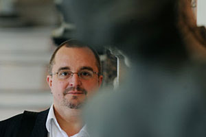 Artikelbild: Andreas Brunner von QWien gräbt bei seinen Führungen in der Geschichte 
von Wissenschaft und Homosexualität - etwa anhand von Büsten wie jener 
Joseph von Sonnenfels. - Foto: Der Standard/Heribert Corn