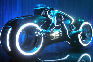 Auf eBay werden fünf fahrtüchtige Tron-Lightcycles versteigert. Artikelbild