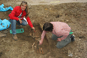 Karin Fischer Ausserer, die Leiterin der Stadtarchäologie, bei einer Grabung Karin Fischer Ausserer, die Leiterin der Stadtarchäologie, bei einer Grabung