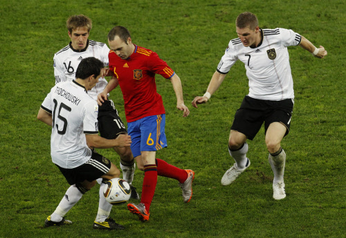 Andres Iniesta lässt Piotr Trochowski, Philipp Lahm und Bastian Schweinsteiger aussteigen.