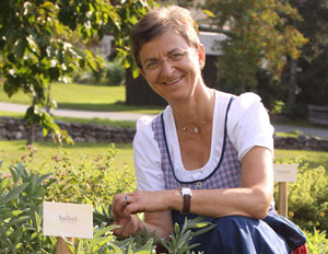 INGE DABERER ist Seniorchefin des Biohotels Daberer in St. Daniel in Kärnten. Die passionierte Köchin veranstaltet im Sommer regelmäßig Kräuterkochkurse für Hotelgäste. INGE DABERER ist Seniorchefin des Biohotels Daberer in St. Daniel in Kärnten. Die passionierte Köchin veranstaltet im Sommer regelmäßig Kräuterkochkurse für Hotelgäste.