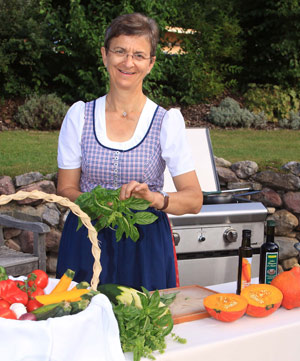 Die Gäste zum Kochen in den Garten einzuladen, ihnen zu vermitteln wie gut und gleichzeitig schnell und einfach es ist, mit frischen Zutaten und Kräutern direkt aus dem Kräutergarten zu kochen, ist die Idee hinter den Kräuter-Kochkursen im Freien. Die Gäste zum Kochen in den Garten einzuladen, ihnen zu vermitteln wie gut und gleichzeitig schnell und einfach es ist, mit frischen Zutaten und Kräutern direkt aus dem Kräutergarten zu kochen, ist die Idee hinter den Kräuter-Kochkursen im Freien.