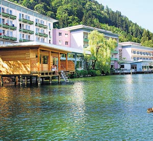 700 Meter durchgehende Uferlinie am Ossiacher See - das neu eröffnete,
legere Clubhotel Landskron. 700 Meter durchgehende Uferlinie am Ossiacher See - das neu eröffnete,
legere Clubhotel Landskron.