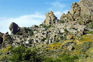 Im Hinterland erhebt sich von den Oliven-, Orangen- und 
Bergamottenhainen das Bergmassiv Aspromonte in bis zu knapp 2000 Meter 
Höhe.