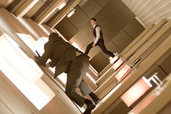 Schwindelerregender Spaziergang durch geteilte Träume: Joseph Gordon-Levitt liefert sich in "Inception"&nbsp; mit seinem Widersacher einen Kampf unter physikalisch erschwerten Bedingungen.