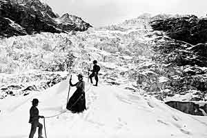 Artikelbild: Damenhaftes Benehmen ist auch über der Baumgrenze ein Must: eine Gletscherpartie im Jahr 1903.  - Foto: Der Standard