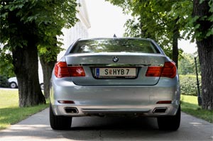 Damit jeder sieht, dass da "Hybrid" drin ist, prangt am Heck hinten und seitlich mehrfach: ActiveHybrid 7. Damit jeder sieht, dass da "Hybrid" drin ist, prangt am Heck hinten und seitlich mehrfach: ActiveHybrid 7.