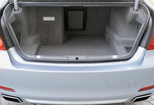Gut geschützt sitzt die Lithium-Ionen-Batterie im Kofferraum, wirkt
aber etwas sperrig. Heißt: 460 Liter Volumen statt 500 in den
konventionellen 7er-Versionen.
LinkBMW
ServiceBMW
GebrauchtwagenGratis
Gebrauchtwagen inserierenauf derStandard.at/AutoMobil Gut geschützt sitzt die Lithium-Ionen-Batterie im Kofferraum, wirkt
aber etwas sperrig. Heißt: 460 Liter Volumen statt 500 in den
konventionellen 7er-Versionen.
LinkBMW
ServiceBMW
GebrauchtwagenGratis
Gebrauchtwagen inserierenauf derStandard.at/AutoMobil